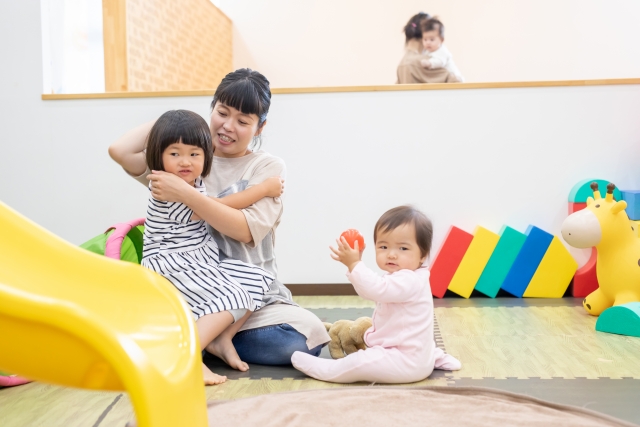 子供たちの面倒を見るスタッフ