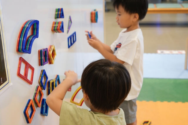 ボードで学ぶ子供たち